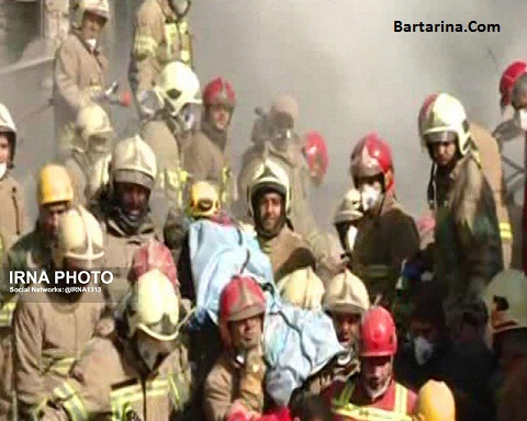 فیلم لحظه خارج کردن پیکر آتش نشانان شهید از زیر آوار پلاسکو