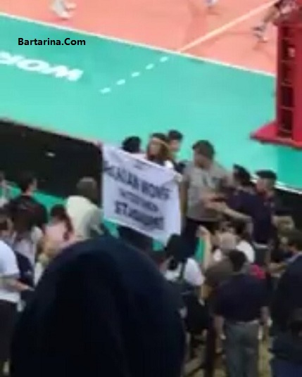 فیلم برخورد پلیس با دریا صفایی در سالن والیبال ایران ایتالیا