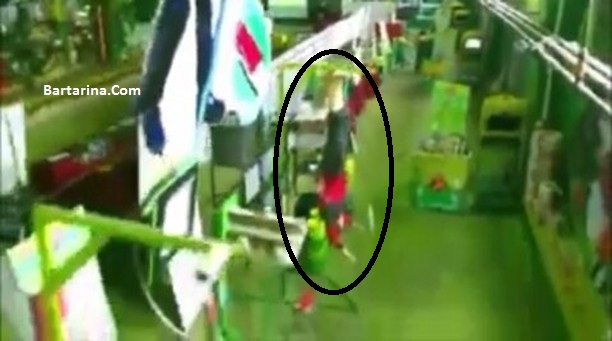 فیلم آویزان کردن یک کارگر مرد در کارخانه چسب هل خلیل نظری