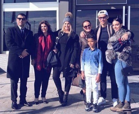 کریستیانو رونالدو به همراه دوست دختر، خواهر و مادرش در فرانسه