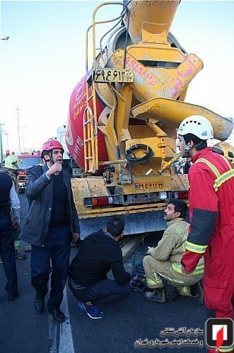 مرگ وحشتناک عابر پیاده زیر چرخ های کامیون